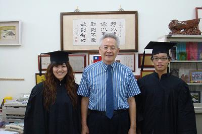 2009 (56).JPG - June 6, 2009 海洋畢業典禮 (老師與大學部畢業生合影)